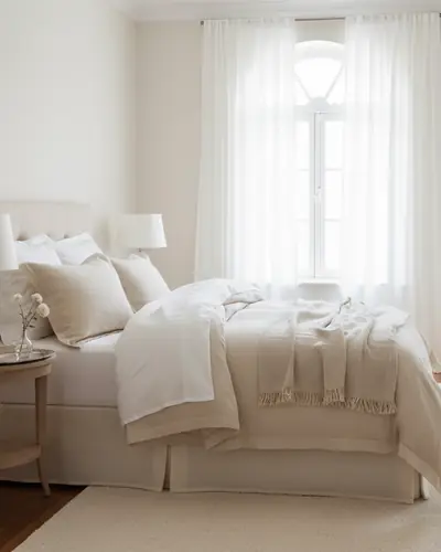 Chambre élégante avec lit, linge de lit et textiles