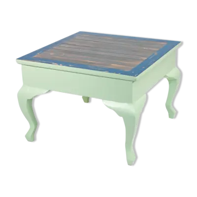 Table basse carrée en bois massif aux pieds galbés