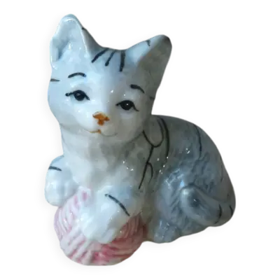 Figurine mignon chaton en céramique jouant avec une pelote de laine collection v