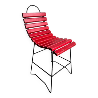 Chaise à lattes en bois peint en rouge avec structure en métal noir — Style bist