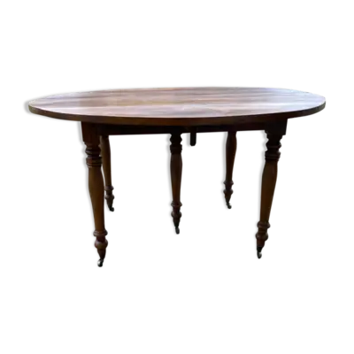 Table ronde en noyer de 130 cm de diamètre .