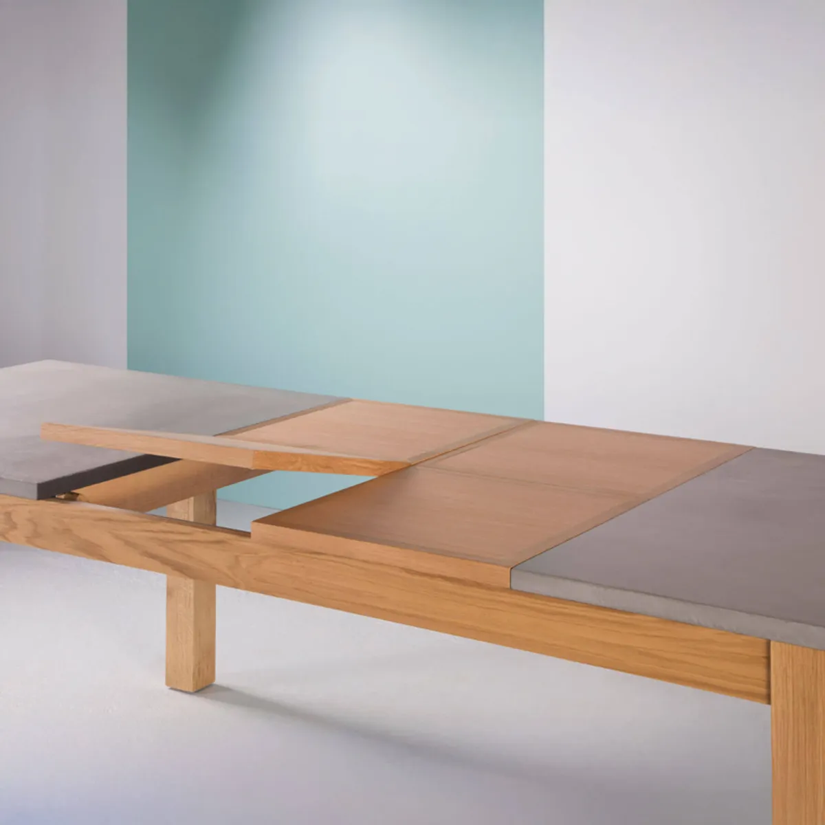 Repas - Table française extensible en béton ciré et bois massif — vue 5