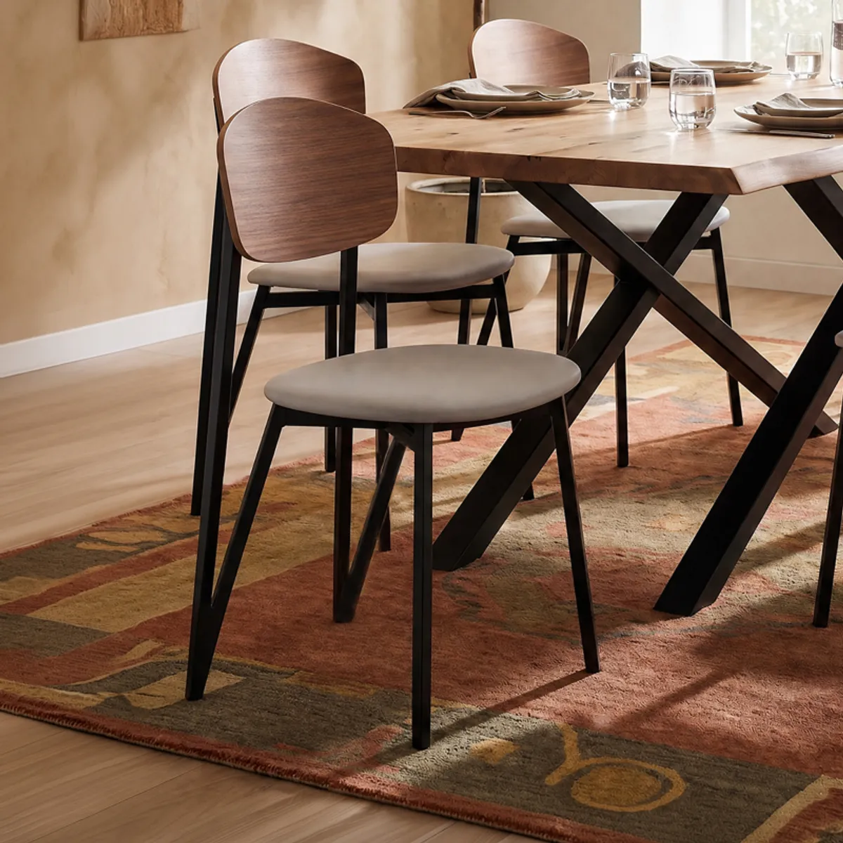 Artémis Carrier® - Chaise design française assise en synthétique, dossier bois et pieds en métal