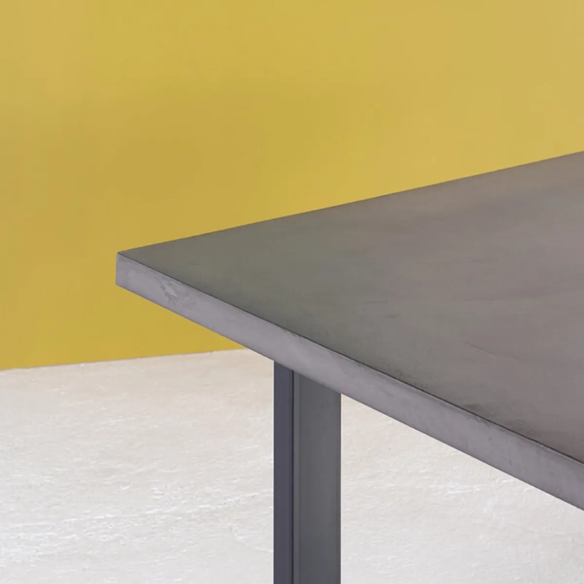 Eternelle - Table industrielle française en béton ciré pieds traîneau — vue 5