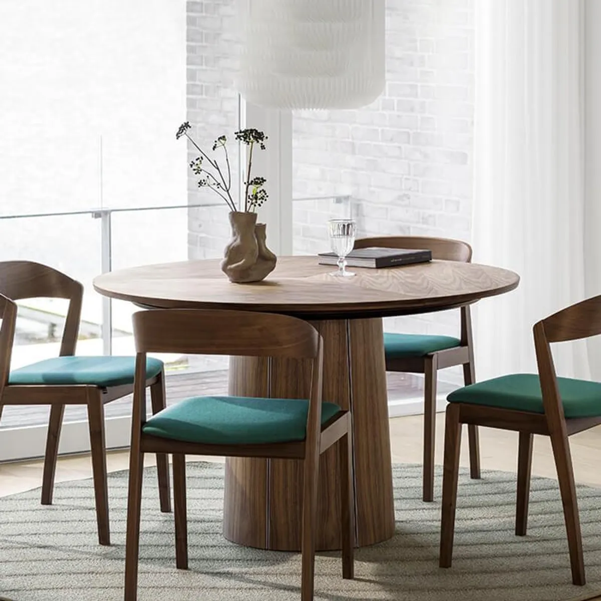 825 - Chaise en bois massif avec assise en tissu rembourrée
