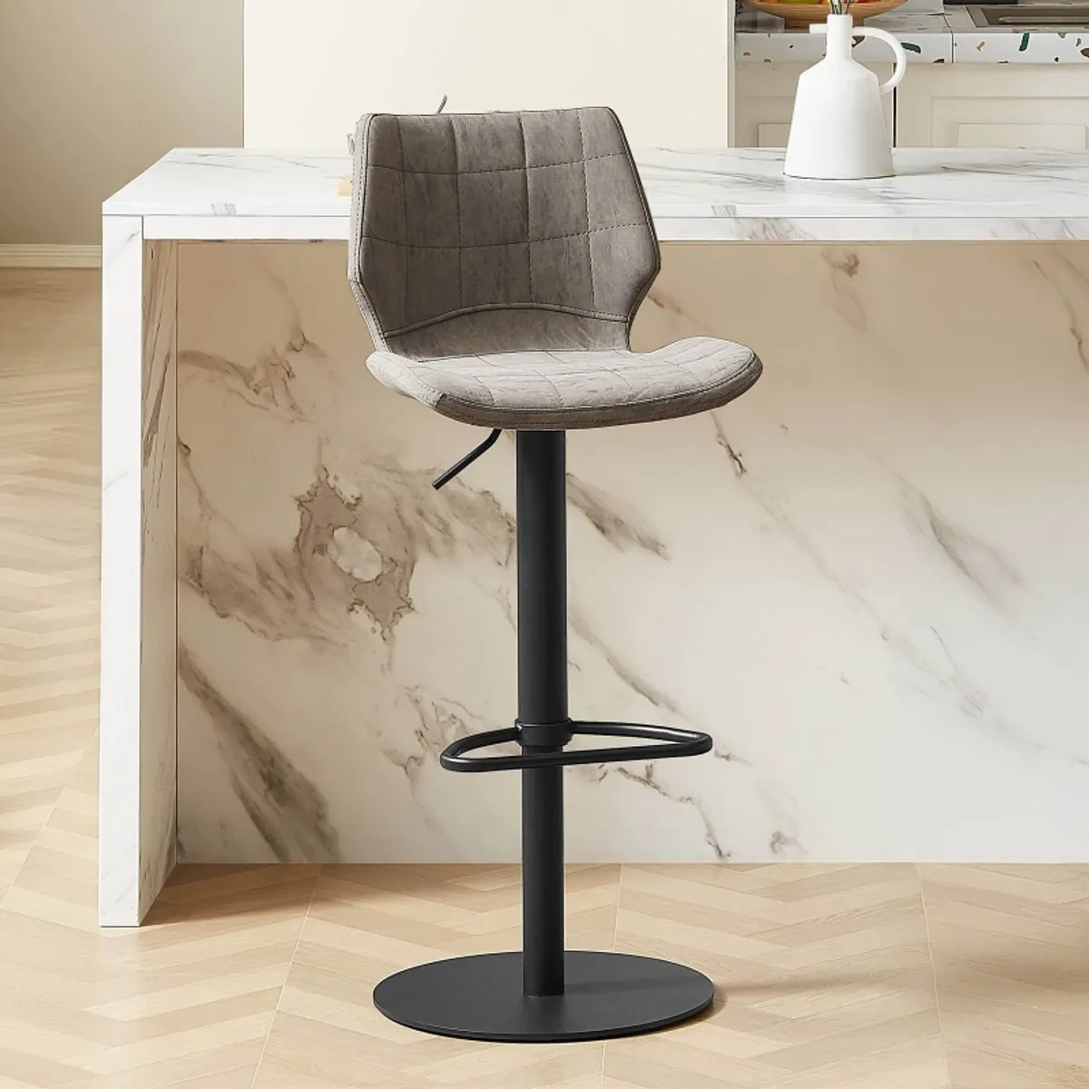 Indica - Tabouret tournant et réglable coque matelassée en simili avec pied en métal noir