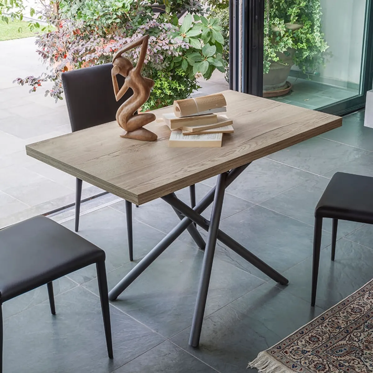 Lotus - Table italienne rabattable et relevable en mélaminé avec pieds mikado