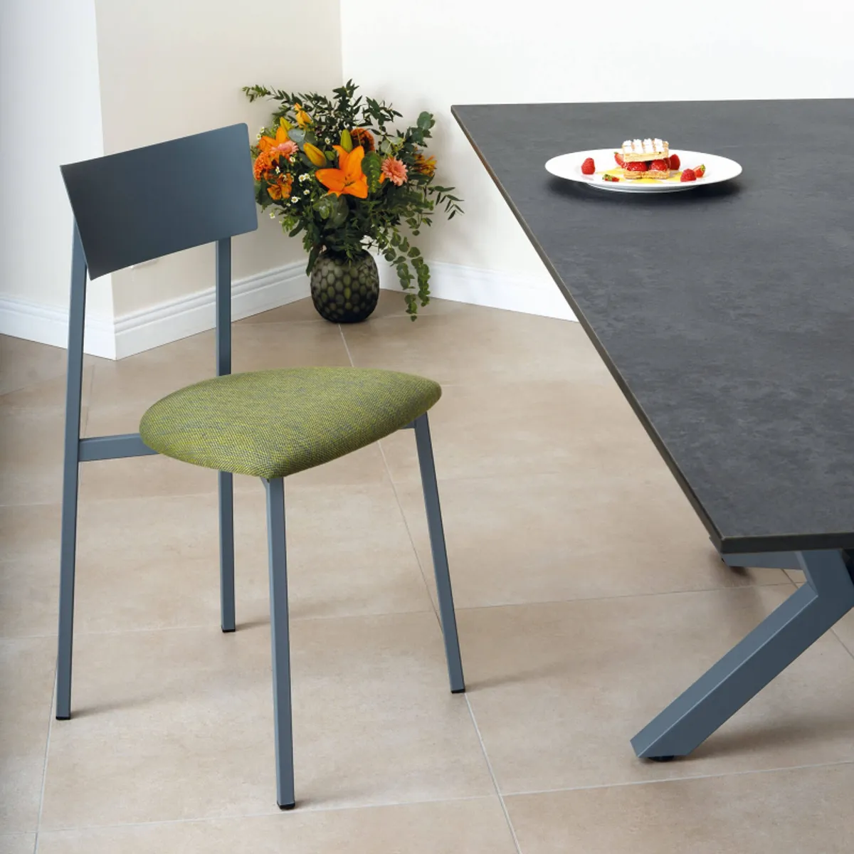 Anémone Carrier® - Chaise française avec assise en tissu rembourrée et dossier métal — vue 4