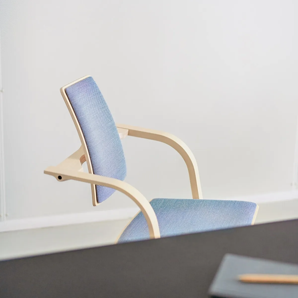 Actulum Varier® - Fauteuil de bureau ergonomique à bascule en tissu et bois — vue 4