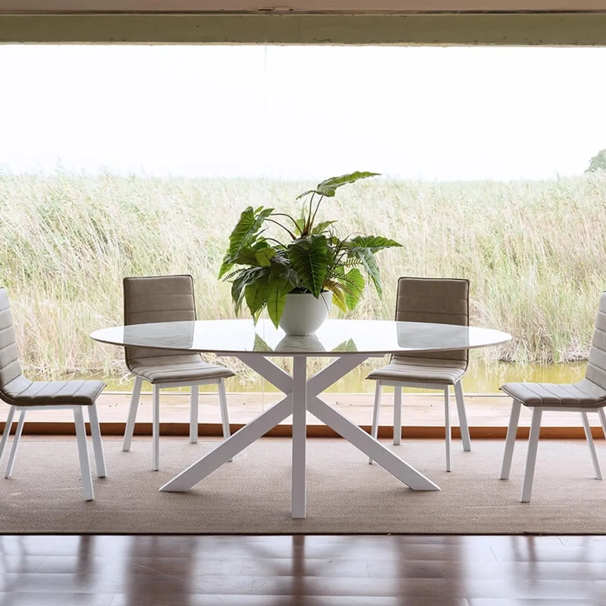 Moon - Table design ovale en dekton pied central