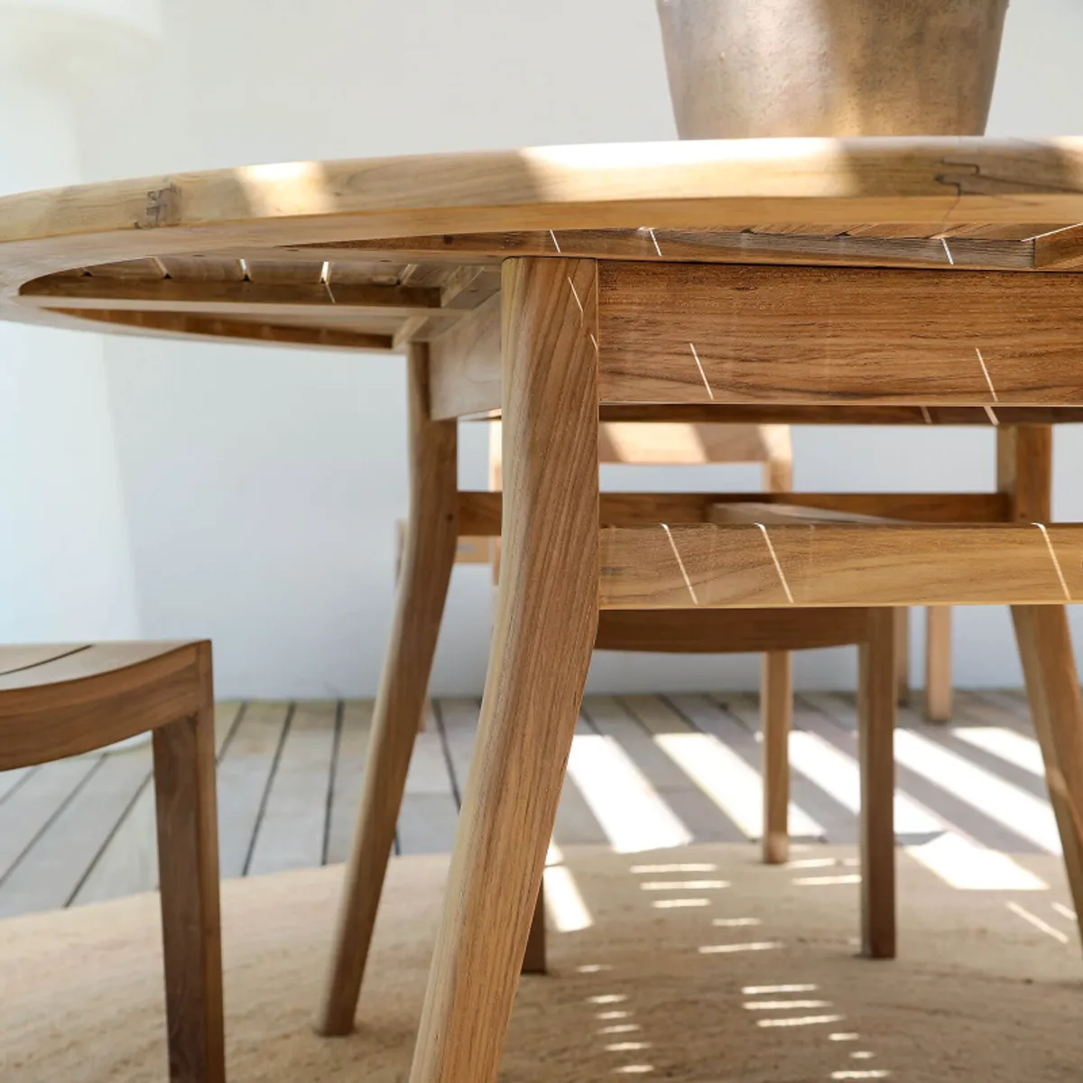 Tamani - Table de jardin ronde en teck — vue 4