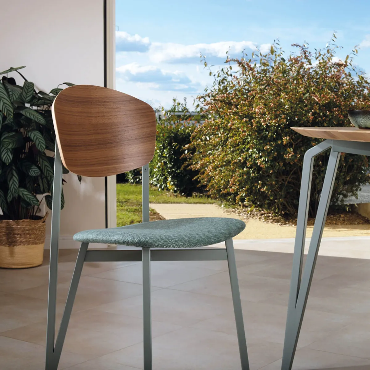 Artémis Carrier® - Tabouret snack design français assise en tissu dossier bois et pieds en métal