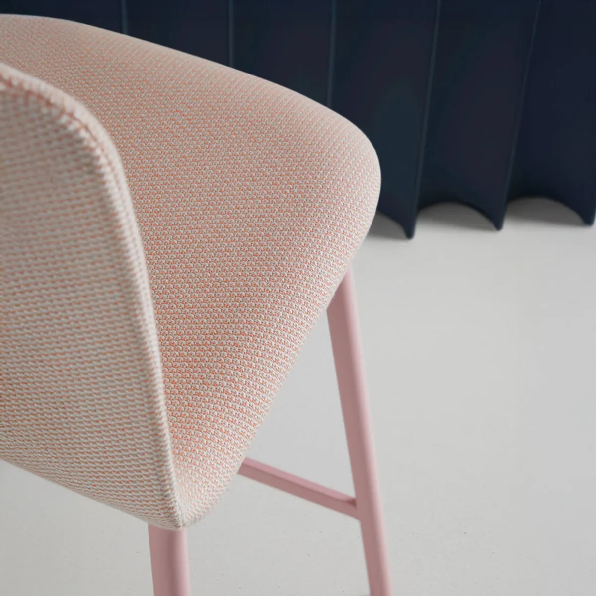 Pepper Mobliberica® - Tabouret snack moderne en tissu et pieds en métal — vue 4