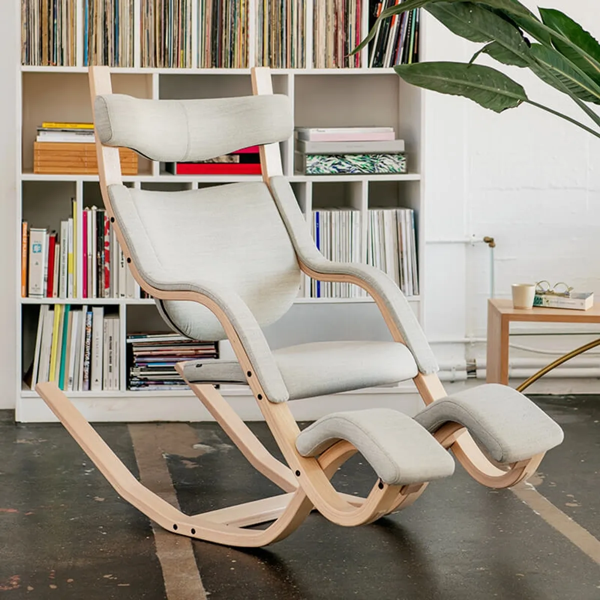 Gravity Varier® - Fauteuil de relaxation en tissu et bois — vue 3