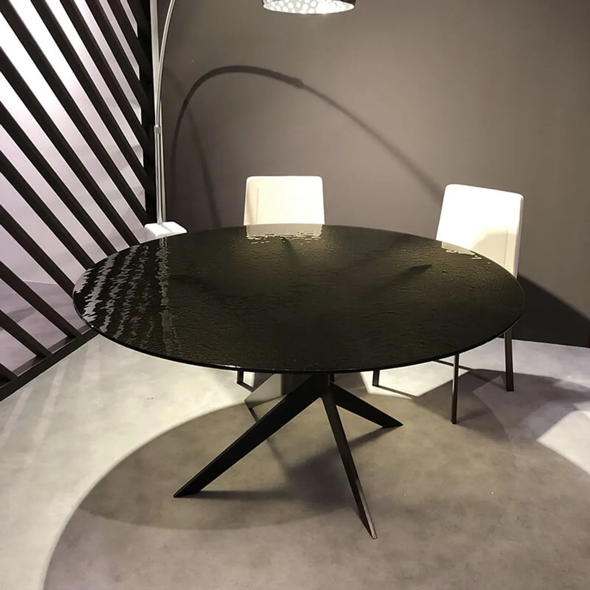 Vertigo - Table ronde en verre design italien pied central — vue 4