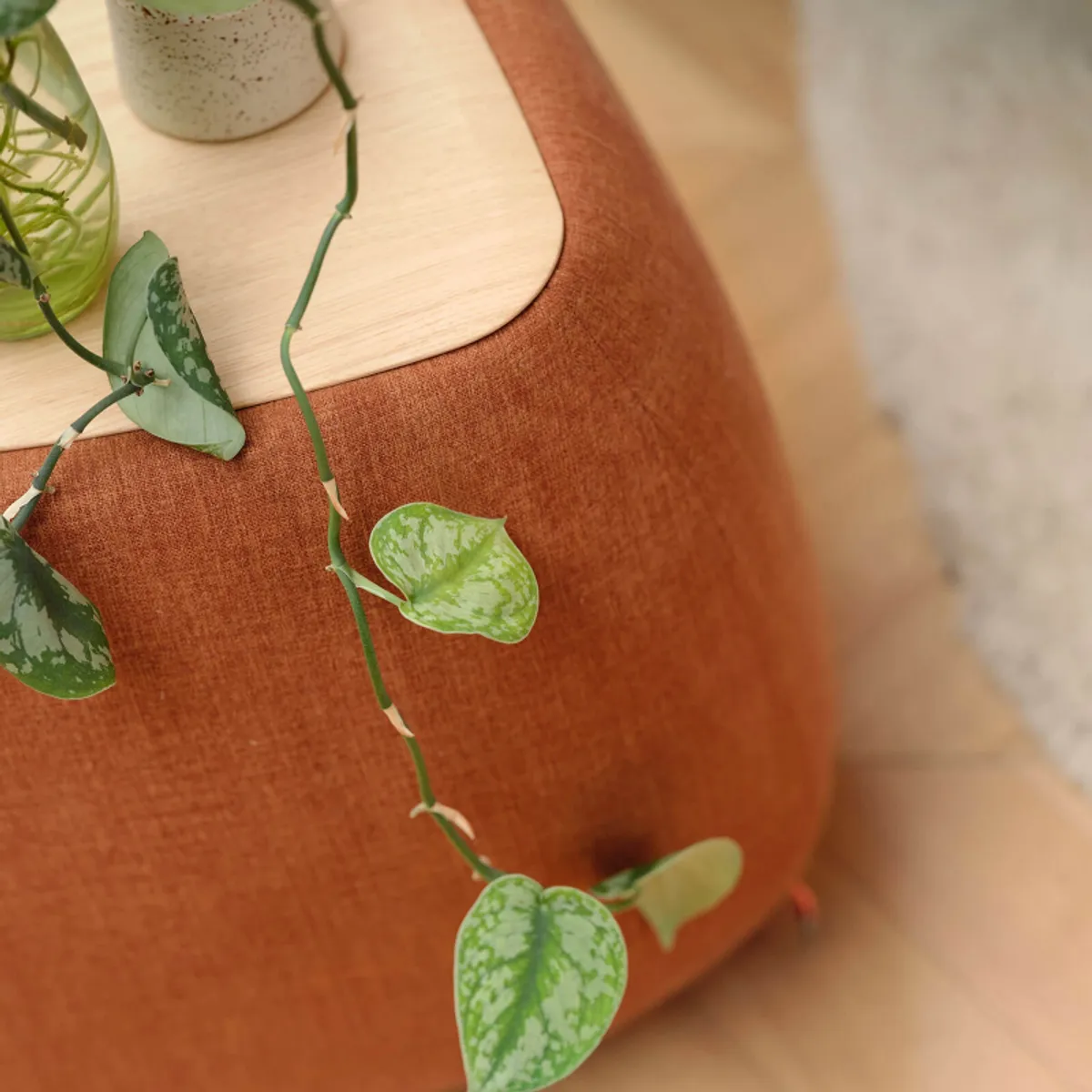 Thalia Mobitec ® - Pouf table cosy en tissu avec tablette et poignée en bois massif — vue 3