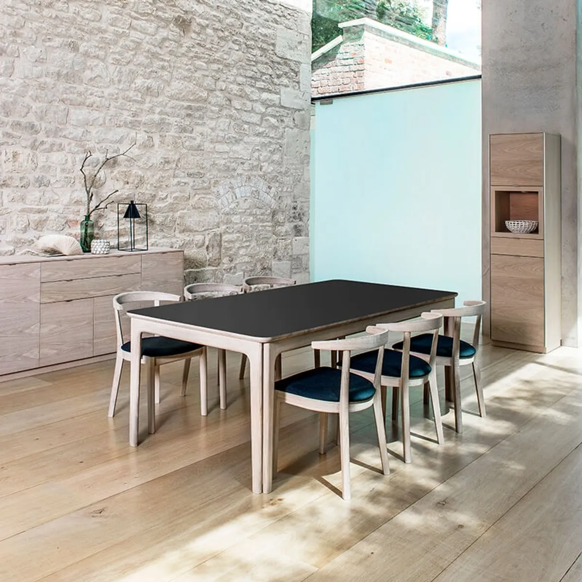 SM26/27 - Table danoise extensible en bois massif et en stratifié noir