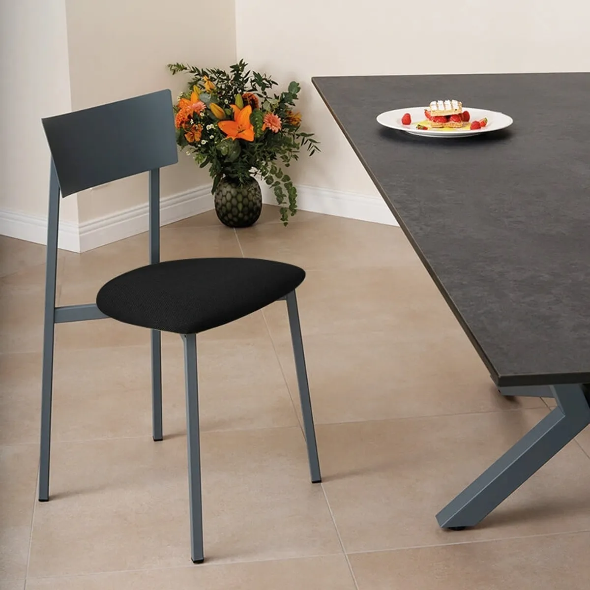 Anémone Carrier ® - Chaise de cuisine contemporaine en métal fabriquée en France