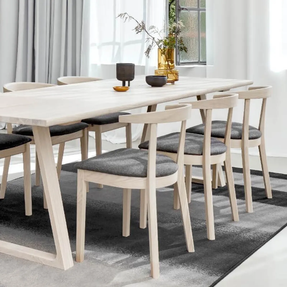 52 - Chaise en bois massif avec assise rembourrée — vue 3