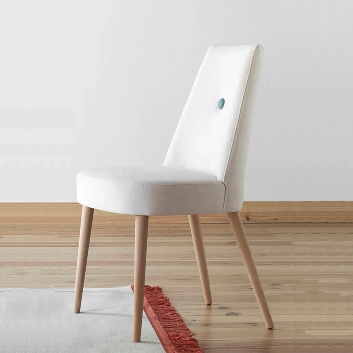 Brisa - Chaise confortable en tissu pieds bois