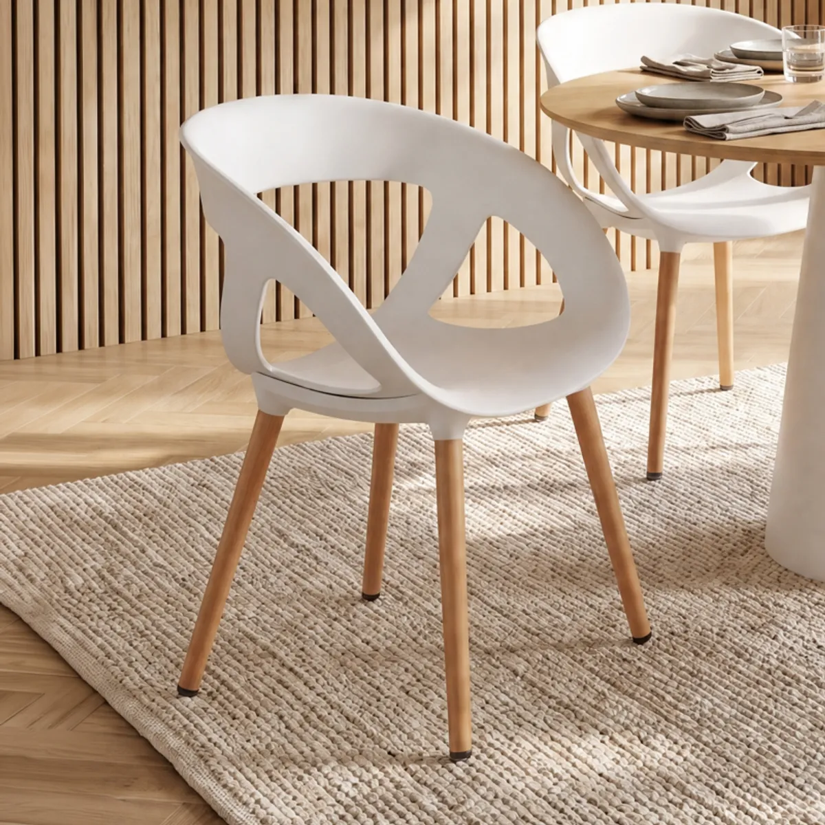 Moema - Fauteuil design italien coque ajourée en technopolymère et pieds en bois