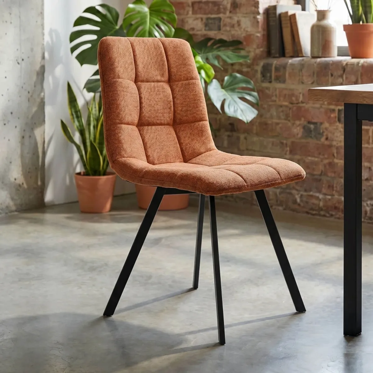 Carvi - Chaise moderne matelassée en tissu avec pied en métal