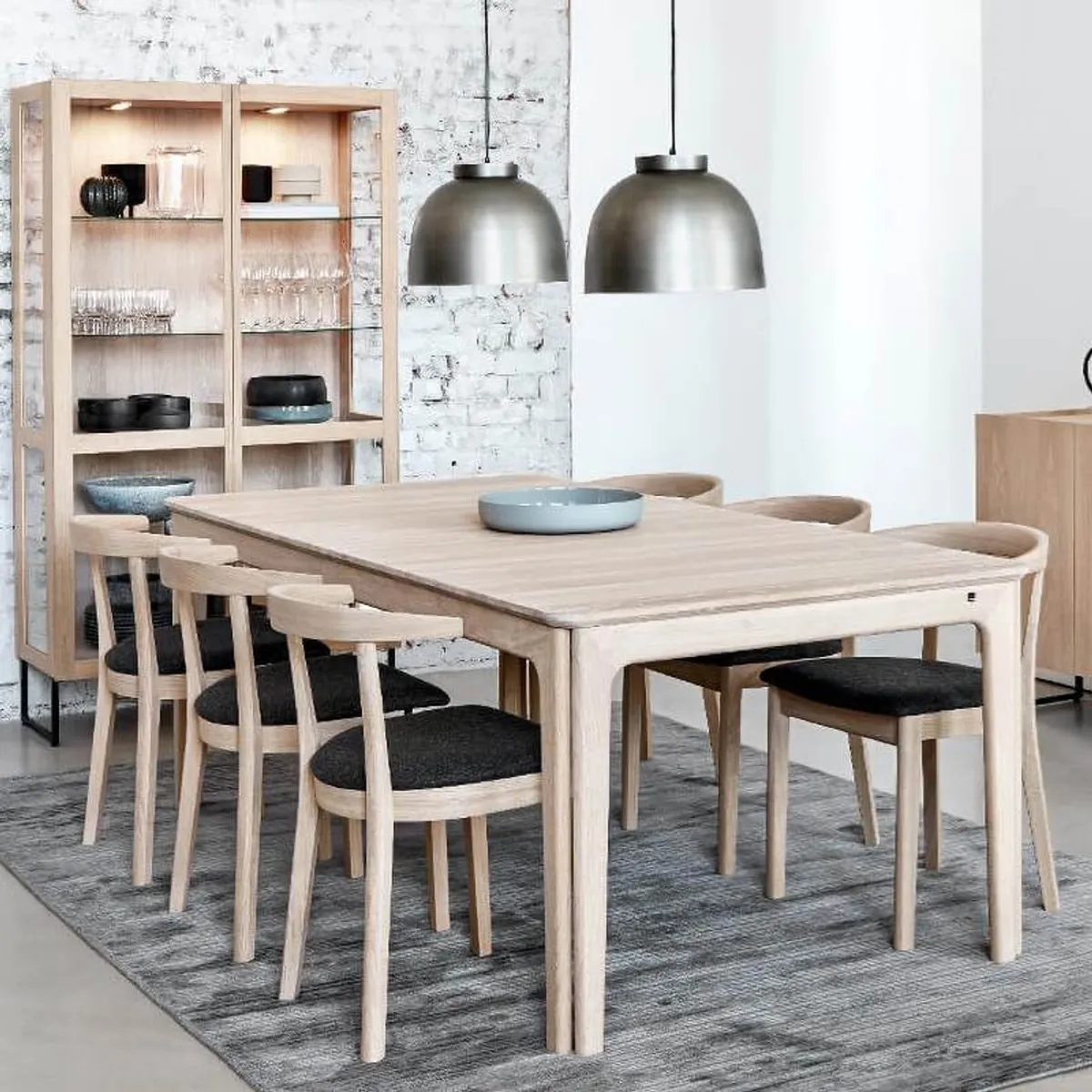 52 - Chaise en bois massif avec assise rembourrée — vue 5