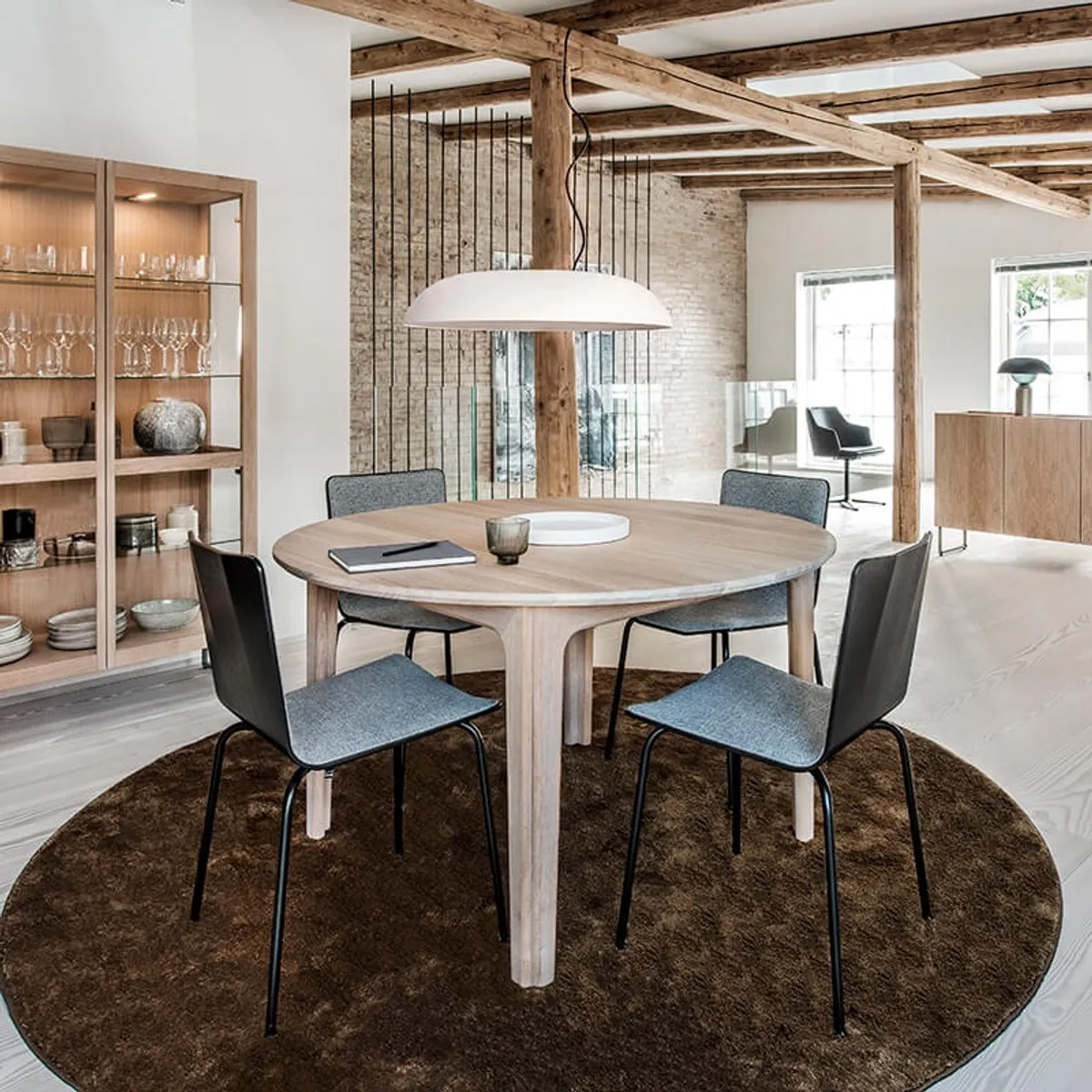 SM112 - Table ronde extensible en bois massif conçue au Danemark