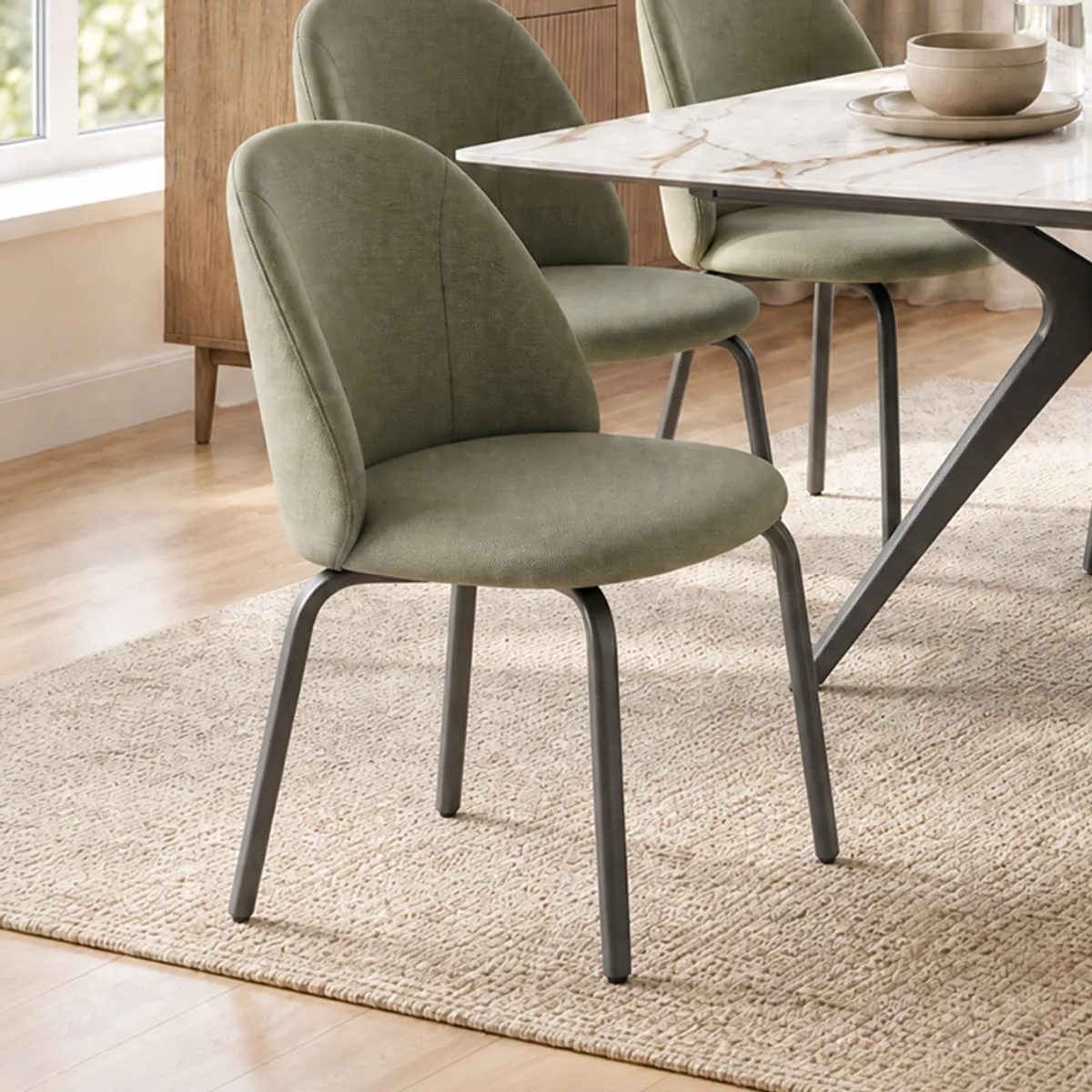 Sofia - Chaise cosy en simili avec pieds métal