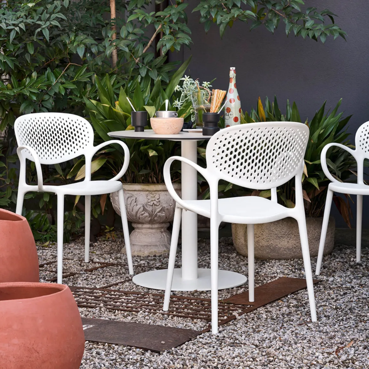 Abby Connubia® - Fauteuil de jardin empilable en polypropylène recyclé avec dossier microperforé — vue 3