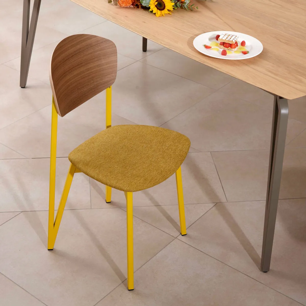 Artémis Carrier® - Chaise design française assise en tissu, dossier bois et pieds en métal — vue 3