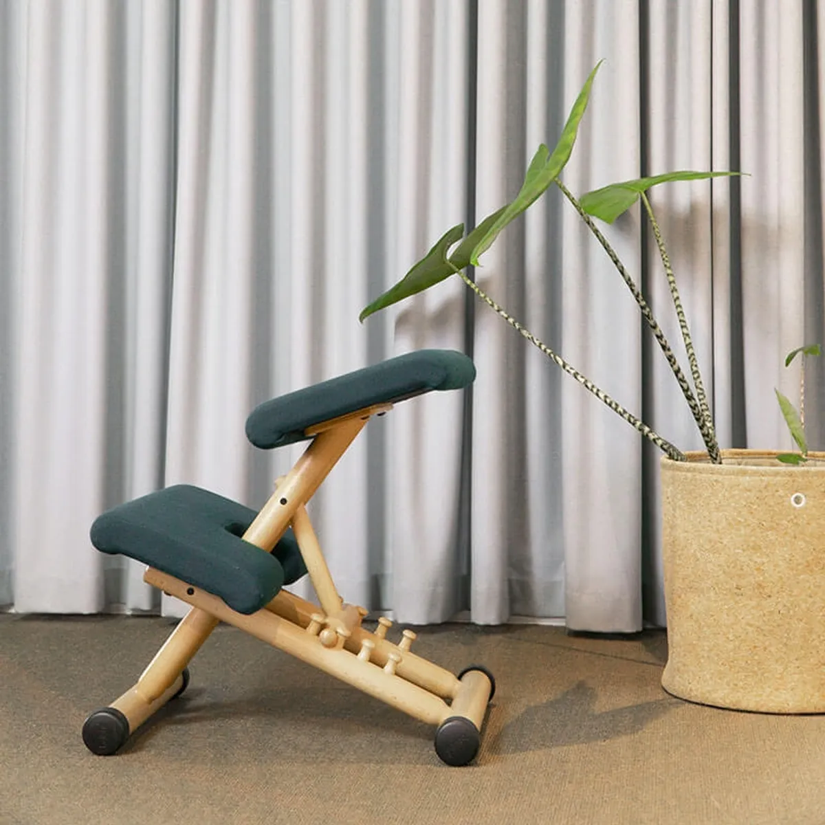 Multi Varier® - Siège de bureau ergonomique en tissu et bois — vue 3