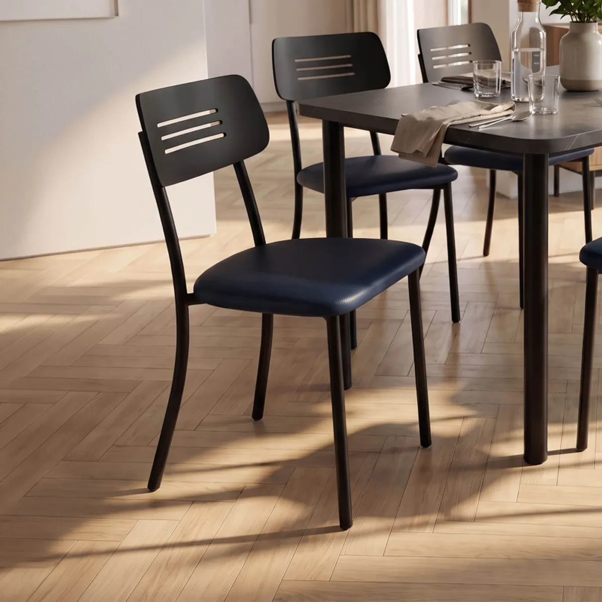 Miro 2 - Chaise de cuisine en simili rembourrée avec pieds et dossier strié en métal
