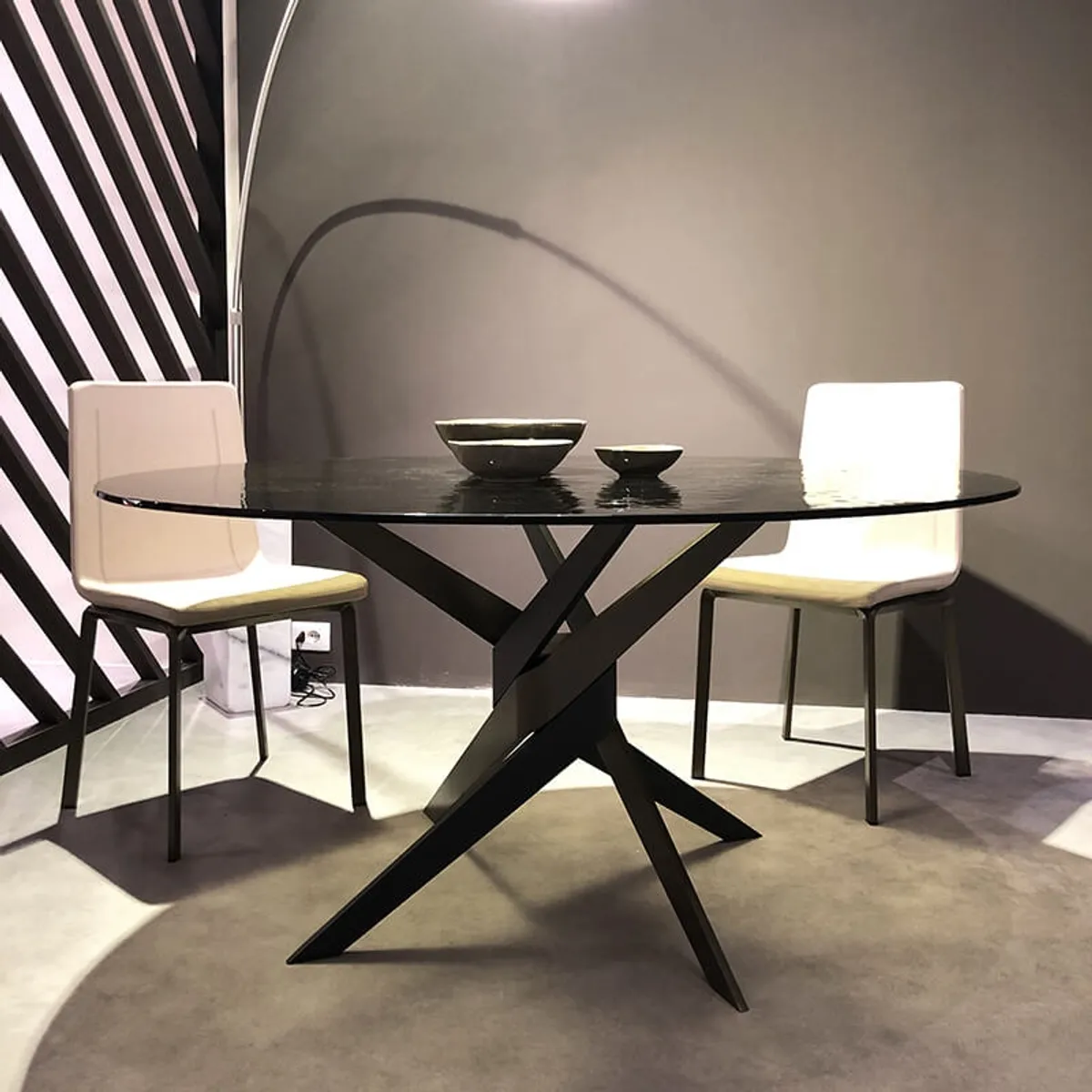 Vertigo - Table ronde en verre design italien pied central