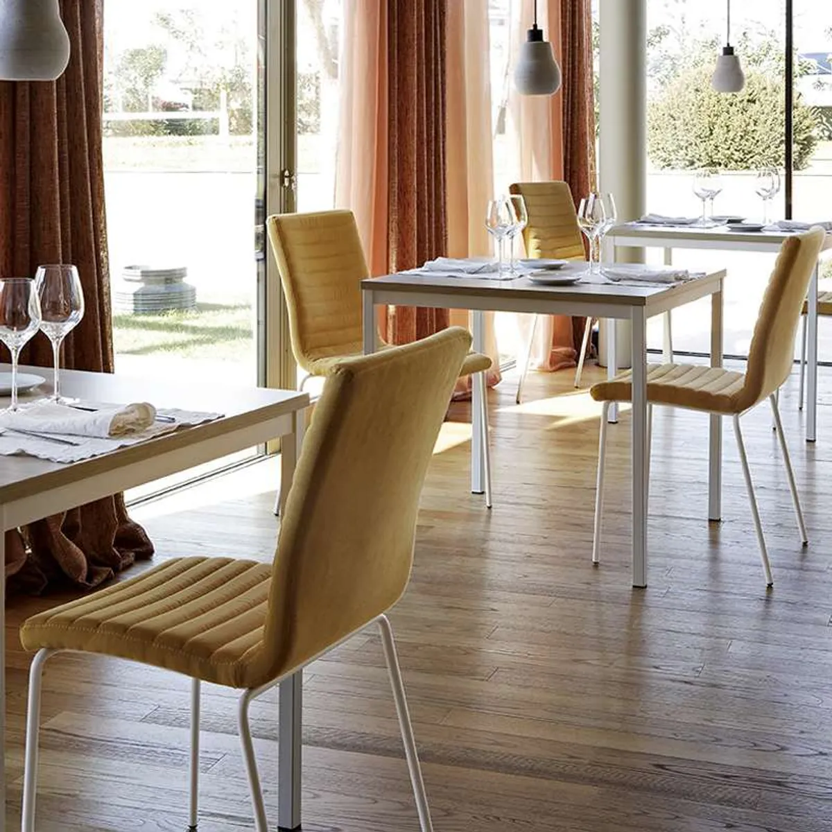 Star Midj® - Chaise moderne empilable en tissu et métal