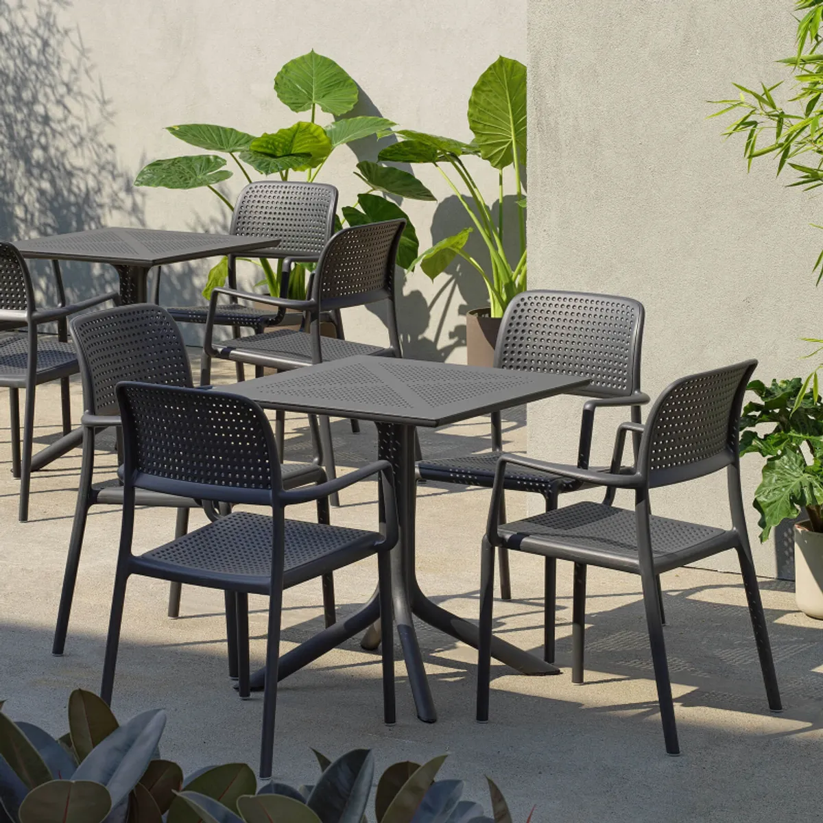 Clip - Petite table de jardin carrée en polypropylène