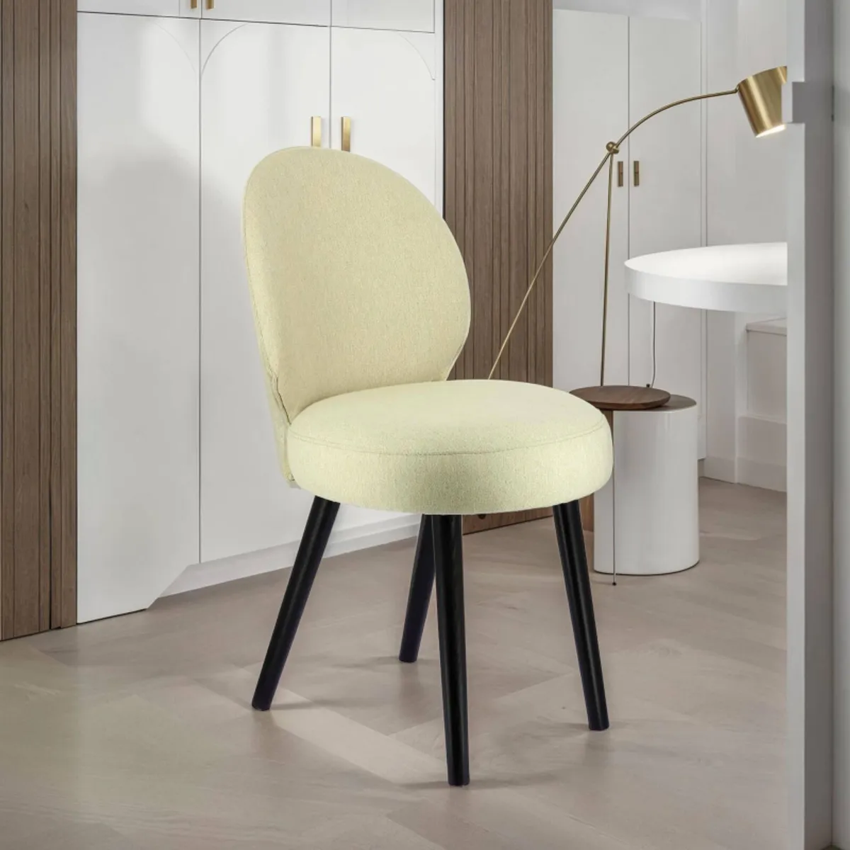 Severus - Chaise cosy en tissu et pieds bois