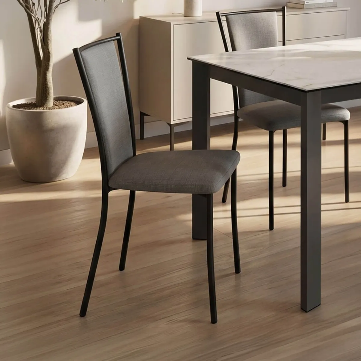 Reina - Chaise en tissu de style contemporain fabriquée en Belgique
