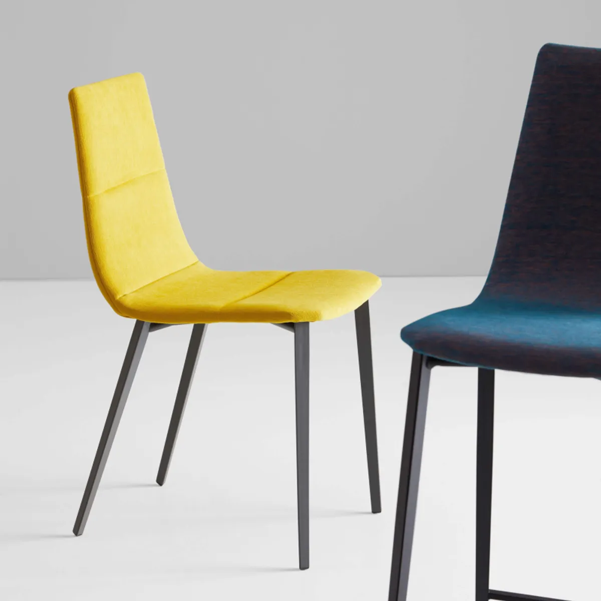 Salt Mobliberica® - Chaise avec coque matelassée en tissu et pieds métal — vue 4