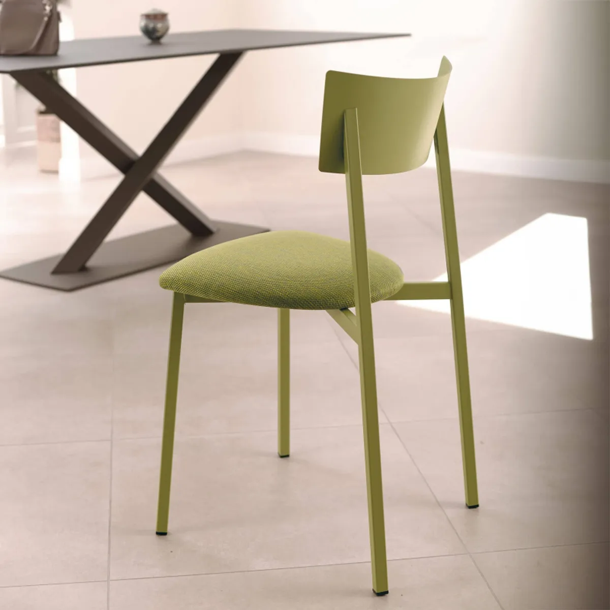 Anémone Carrier® - Chaise française avec assise en tissu rembourrée et dossier métal — vue 5