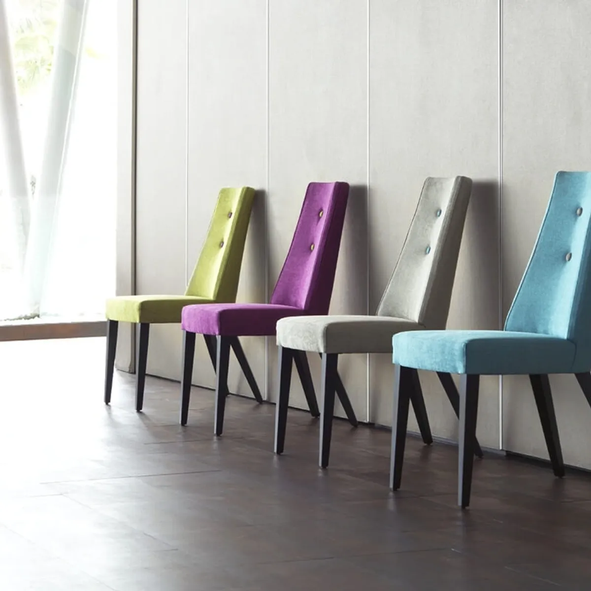 Park - Chaise contemporaine en tissu et pieds bois