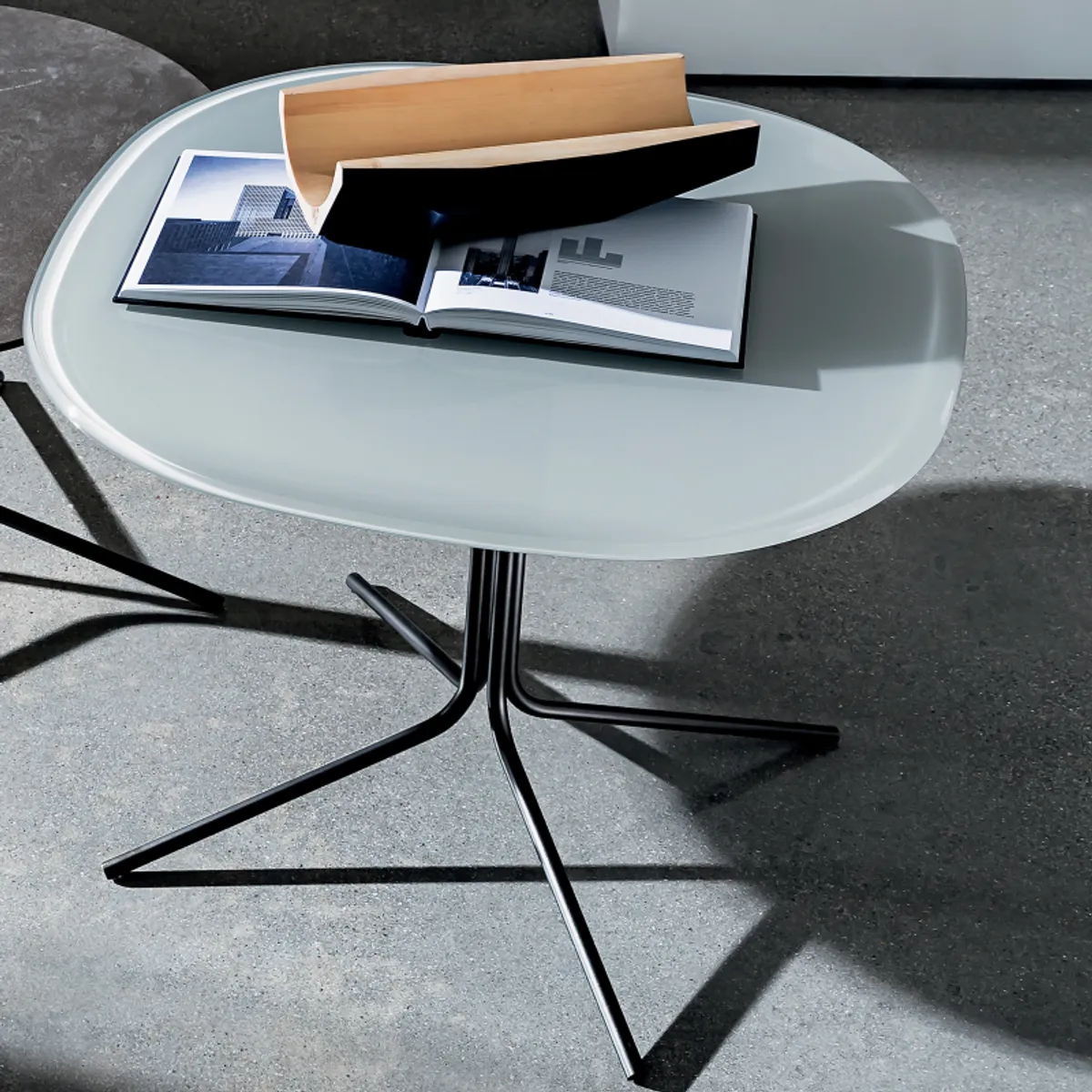 Genius - Table basse design en verre et métal — vue 4