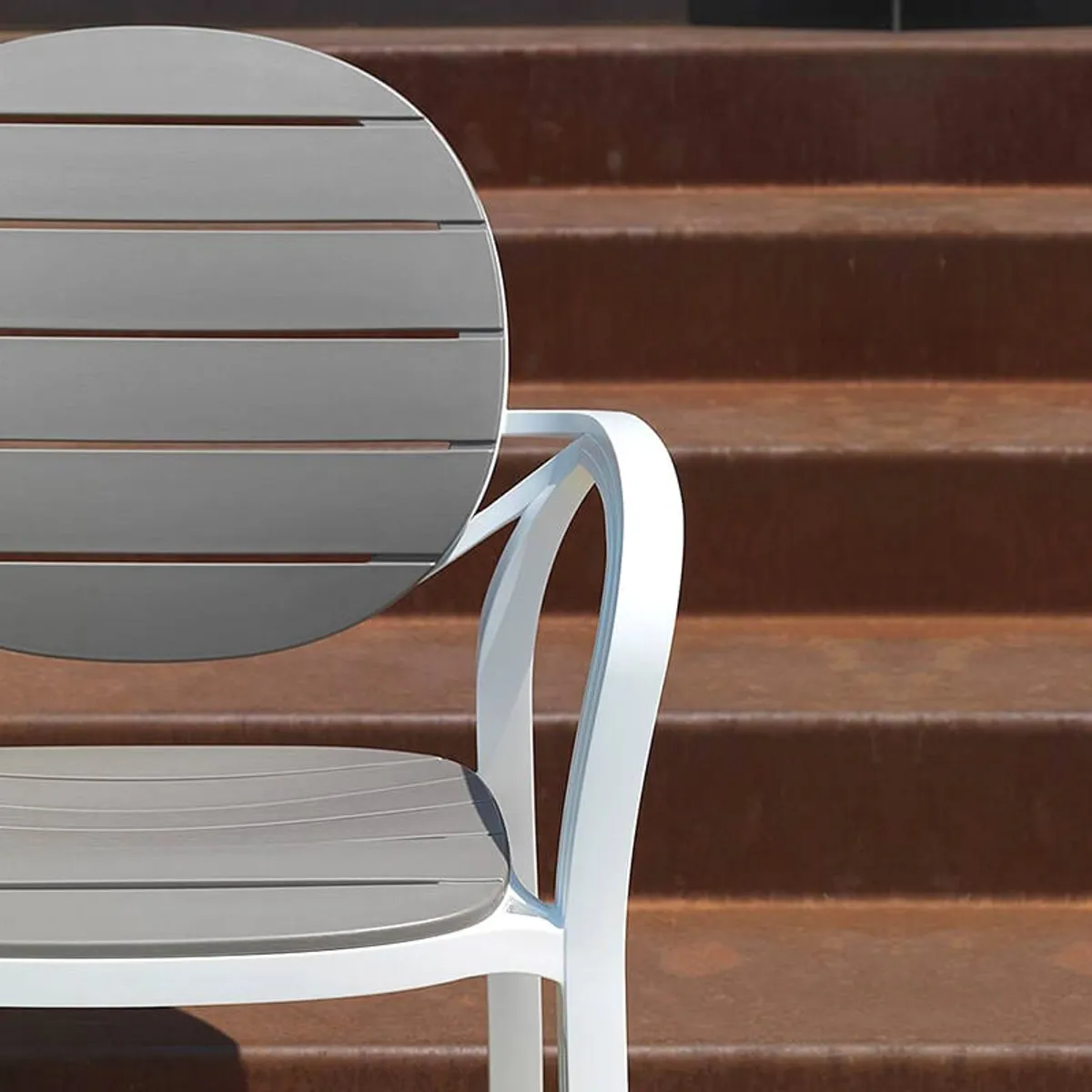 Palma - Fauteuil de jardin en polypropylène coloris blanc et taupe — vue 5