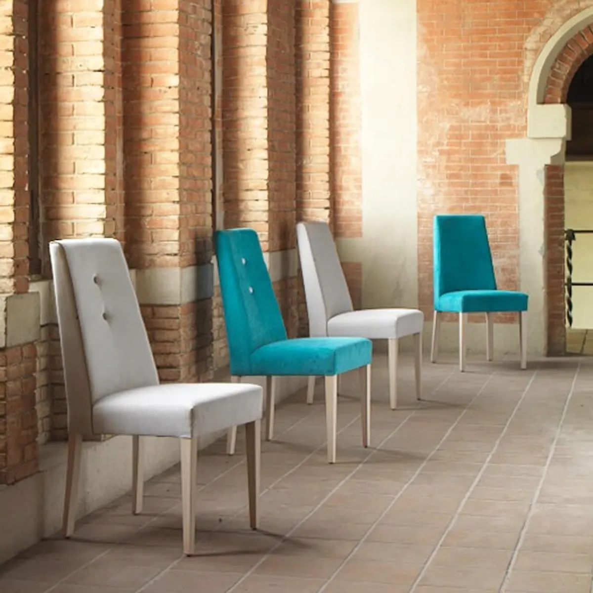 Mila - Chaise en tissu rembourrée avec boutons sur le dossier pieds bois