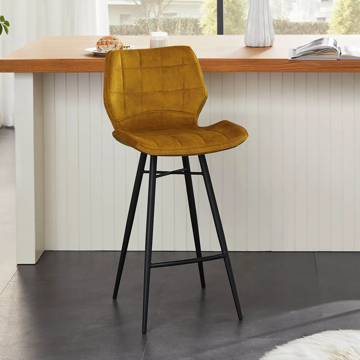 Impia - Tabouret design coque matelassée en velours et pieds en métal noir