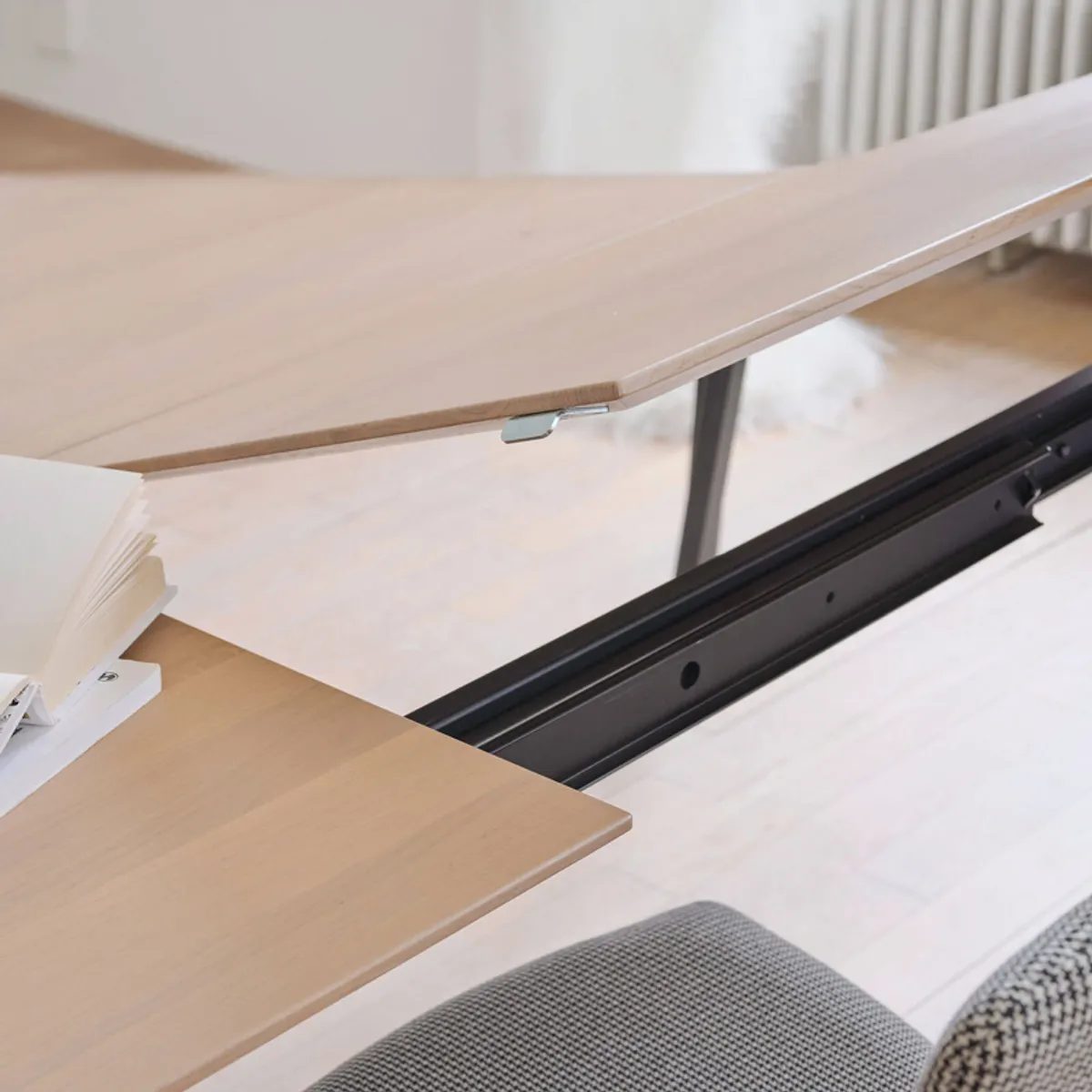 Brest Mobitec® - Table en bois massif extensible avec pieds en métal forme épingle — vue 5