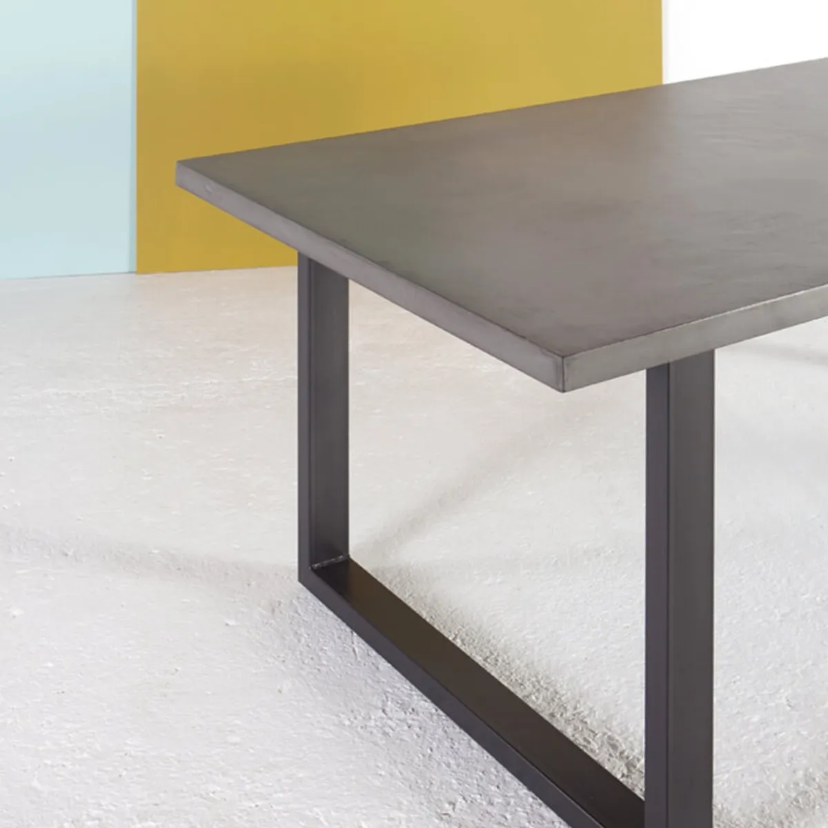 Eternelle - Table industrielle française en béton ciré pieds traîneau — vue 3