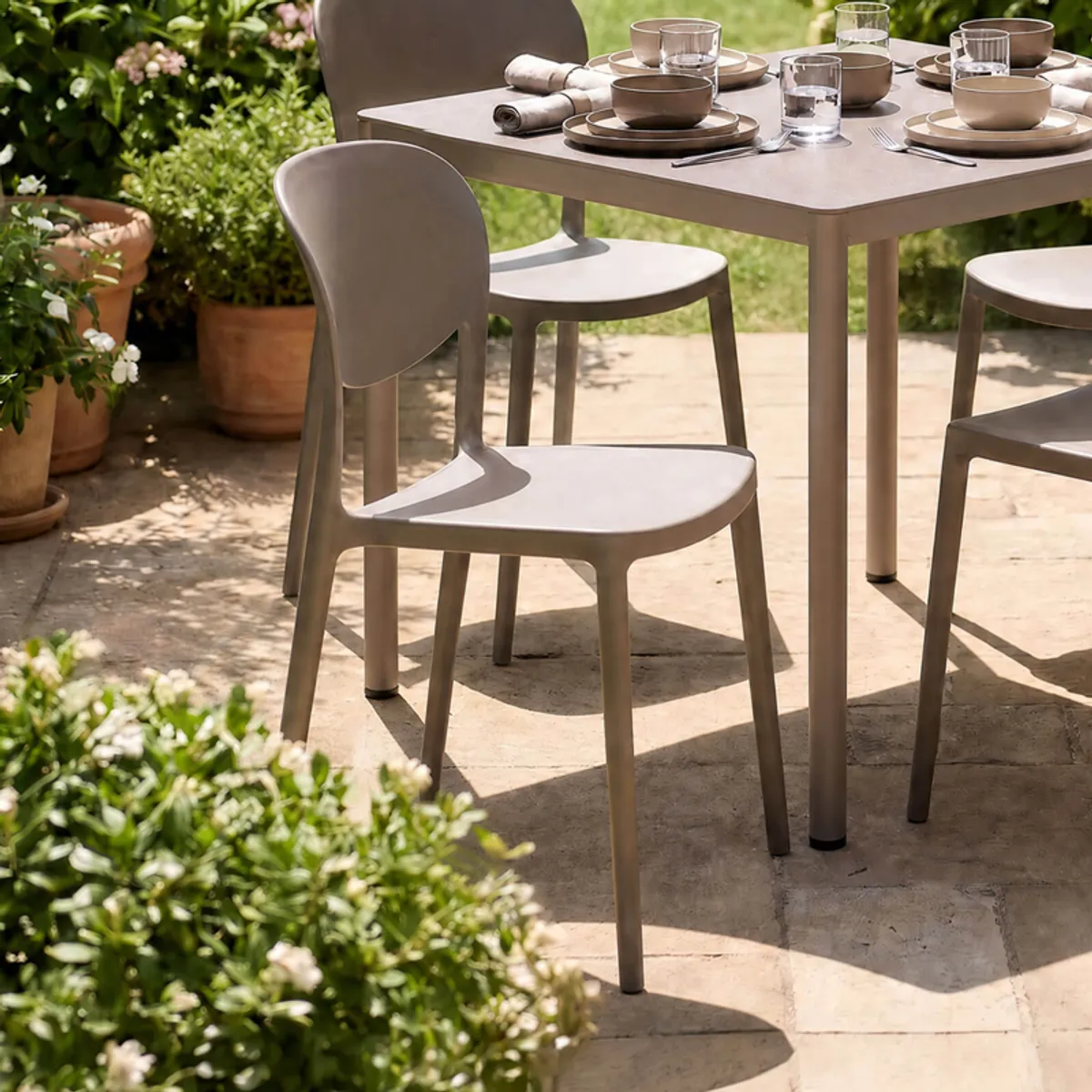 Abby Connubia® - Chaise de jardin italienne empilable en polypropylène recyclé sans accoudoirs