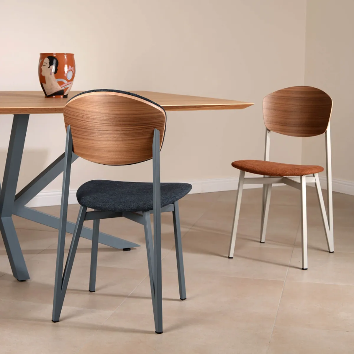 Artémis Carrier® - Chaise design française assise en tissu, dossier bois et pieds en métal