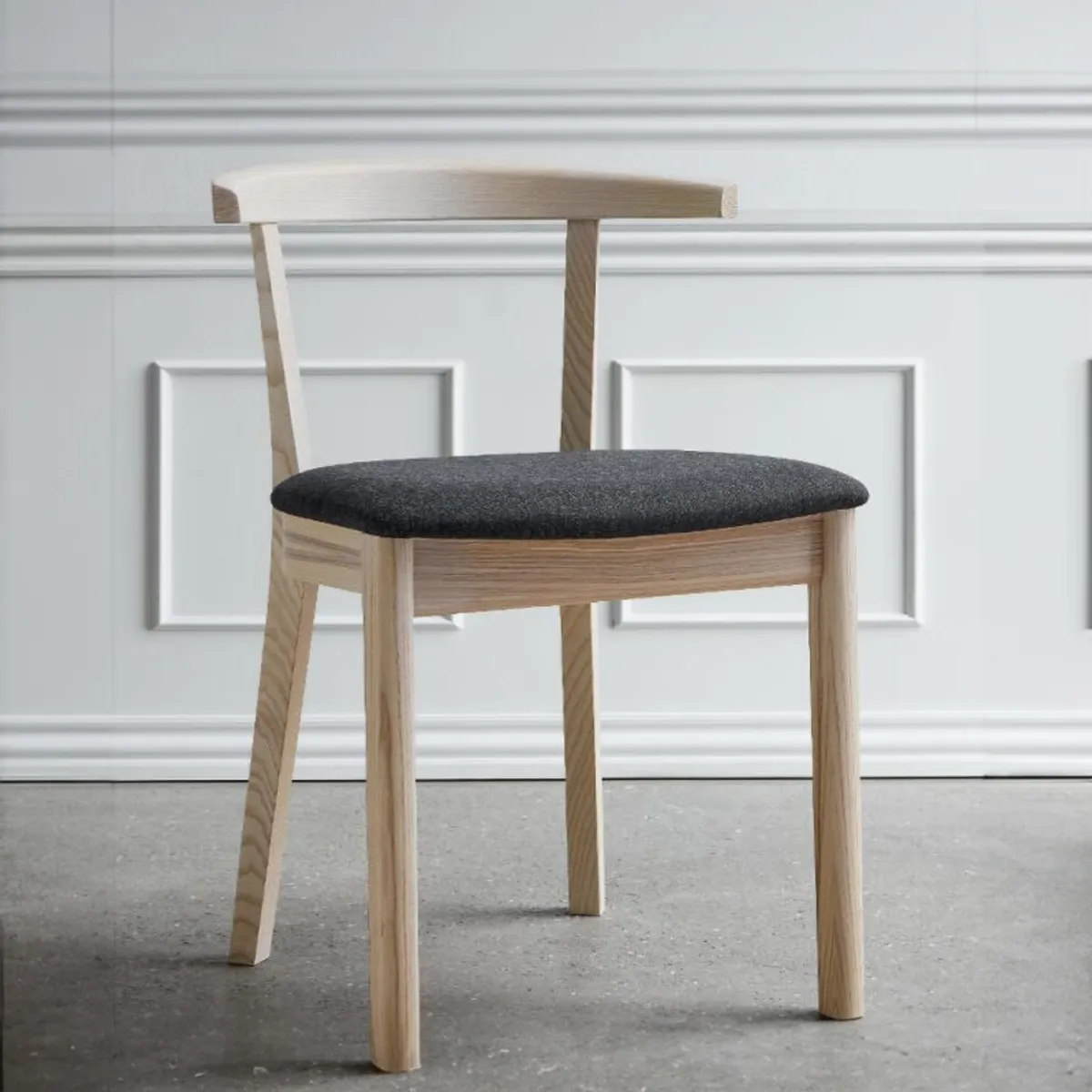 52 - Chaise en bois massif avec assise rembourrée